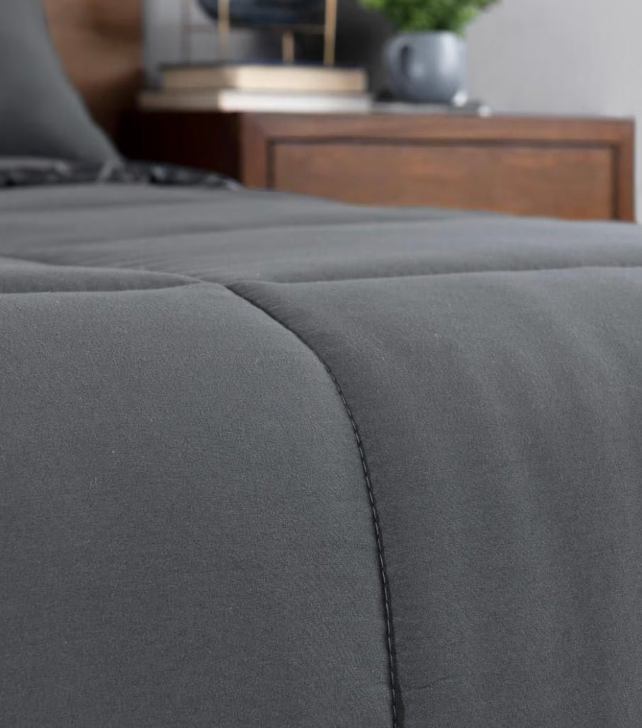 50. Edredón gris satín