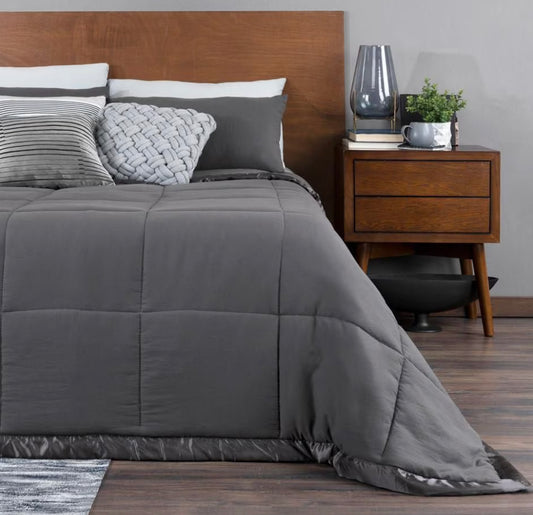 50. Edredón gris satín