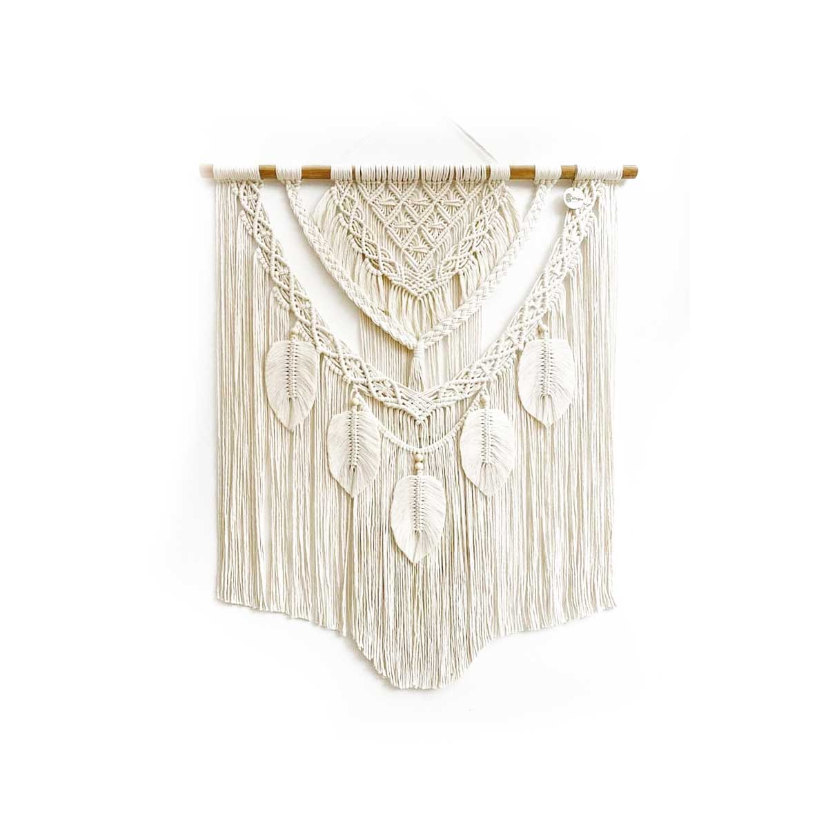 24. Macrame beige con adornos de hoja