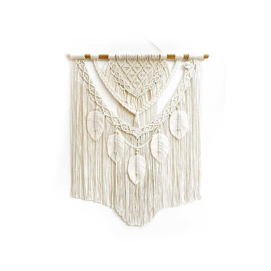 24. Macrame beige con adornos de hoja