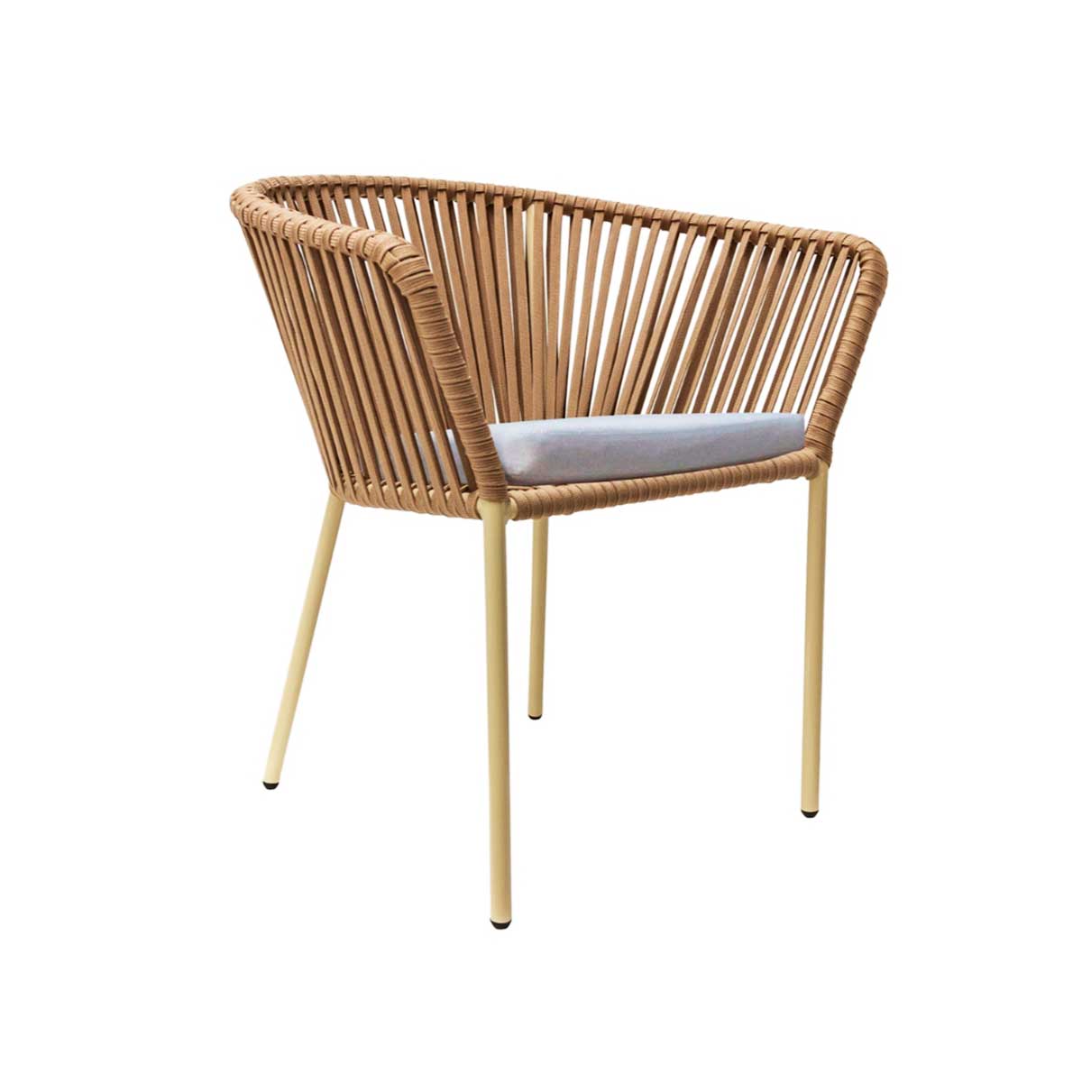 28. Silla beige con cojín blanco